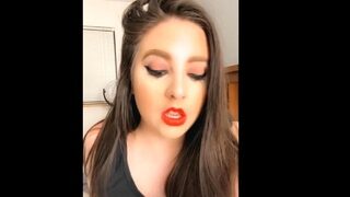 Brunette amateur webcam babe pleases pussy