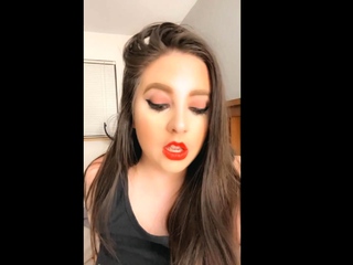 Brunette amateur webcam babe pleases pussy