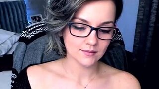 Nerdy amateur british teen babe masturbates