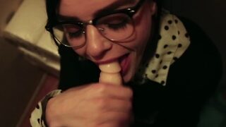 Amateur brunette double toying on webcam