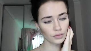 Webcam skinny brunette plays her squirt pussy